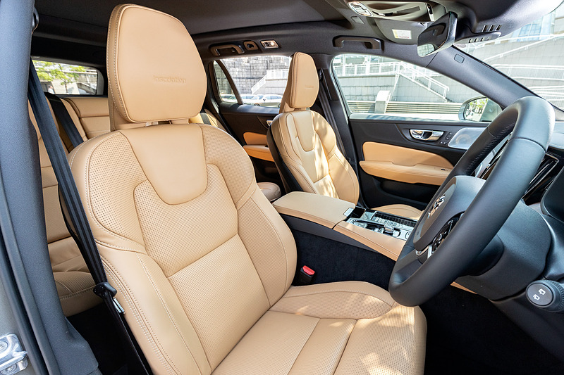 明るさと上質さが感じられるInscriptionのインテリア。ラゲッジスペースは先代V60が430Lだったところ、新型V60では529Lに容量アップ