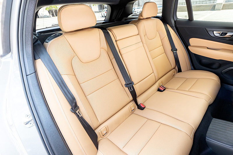 明るさと上質さが感じられるInscriptionのインテリア。ラゲッジスペースは先代V60が430Lだったところ、新型V60では529Lに容量アップ