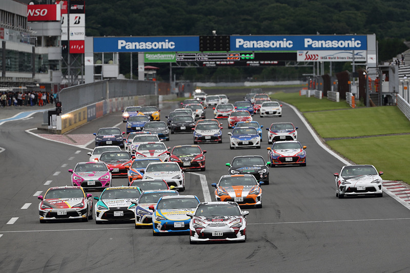 決勝レースは2位からのスタートだったが、ロケットスタートが決まり1コーナー手前でトップに