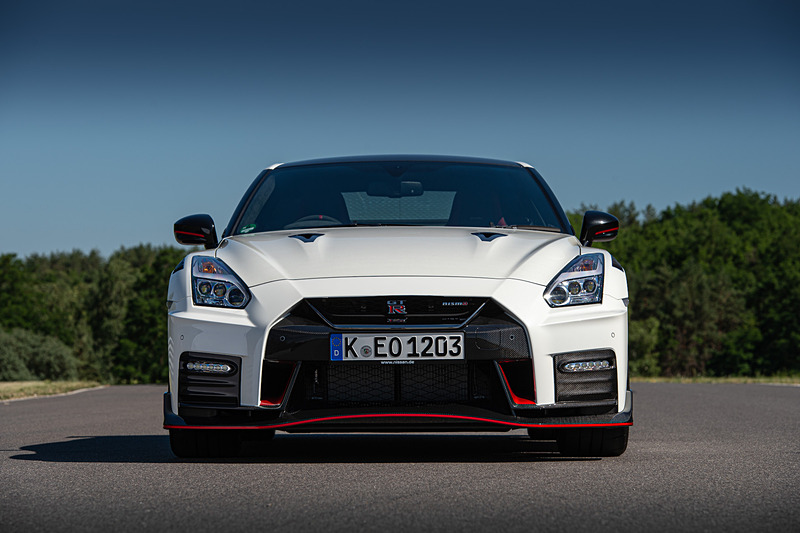 今回ドイツで試乗したのは「GT-R NISMO」の2020年モデル。日本では5月中旬から先行予約受付を開始しているが、価格は現時点で未発表。ボディサイズは4690×1895×1370mm（全長×全幅×全高）、ホイールベースは2780mm。車両重量は1720kgで、前後重量配分は54：46。Cd値0.26はそのままに機能的なデザイン変更を行なったという