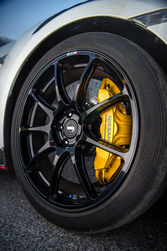 9スポークデザインを採用したGT-R NISMO専用のレイズ製20インチ鍛造アルミホイールは、合計で100g軽量化しながら剛性を高めることに成功したという。その奥にのぞくブレンボ製の専用カーボンセラミックブレーキでは世界最大級のフロント410mm、リア390mmのカーボンセラミックローターに専用高剛性キャリパーを組み合わせる