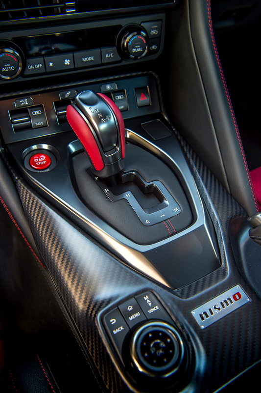 インテリアでは専用設計のレカロ製カーボンバックバケットシートなどを装備。シートはカーボンとコア材の3層構造をシートバック全体に拡大することで、ホールド性をより高めた。さらにカーボンシェルにコアフレーム構造を追加して、シートバック全体のねじれ剛性を20％向上。左右のシートを合わせて約2.8kg/台の軽量化も実現しているという