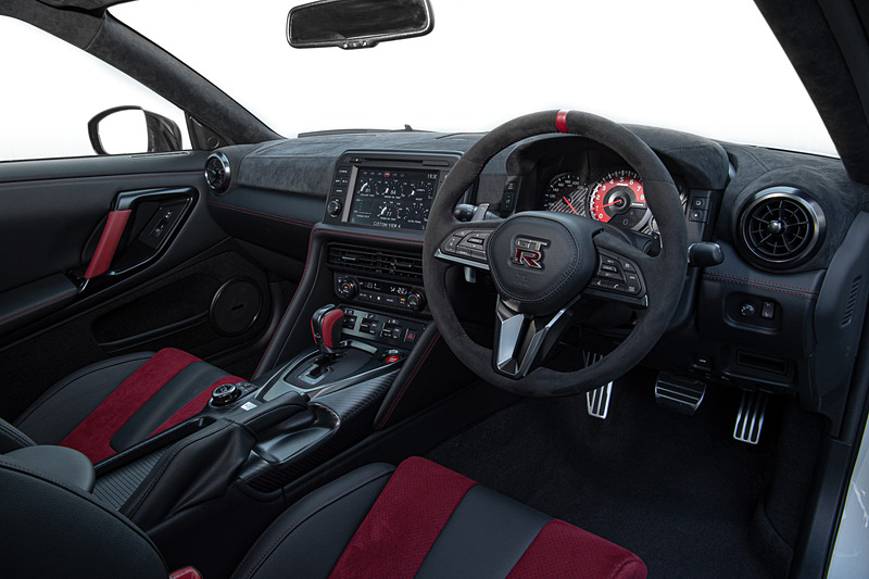 インテリアでは専用設計のレカロ製カーボンバックバケットシートなどを装備。シートはカーボンとコア材の3層構造をシートバック全体に拡大することで、ホールド性をより高めた。さらにカーボンシェルにコアフレーム構造を追加して、シートバック全体のねじれ剛性を20％向上。左右のシートを合わせて約2.8kg/台の軽量化も実現しているという