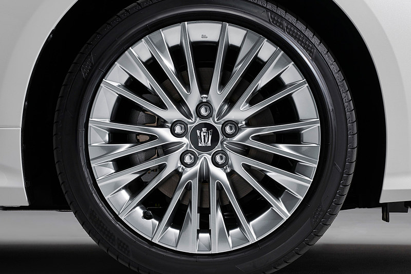 ハイパークロームメタリック塗装の18インチノイズリダクションアルミホイール＆センターオーナメント