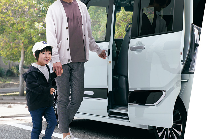 スライドドアの作動中に施錠予約して、ドアが閉まるまで待たずにクルマを離れられる「タッチ＆ゴーロック機能」