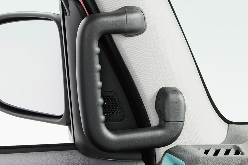 「ラクスマグリップ」はグリップ断面を小さい長円にして凹凸を配するなど、握りやすさにもこだわって開発