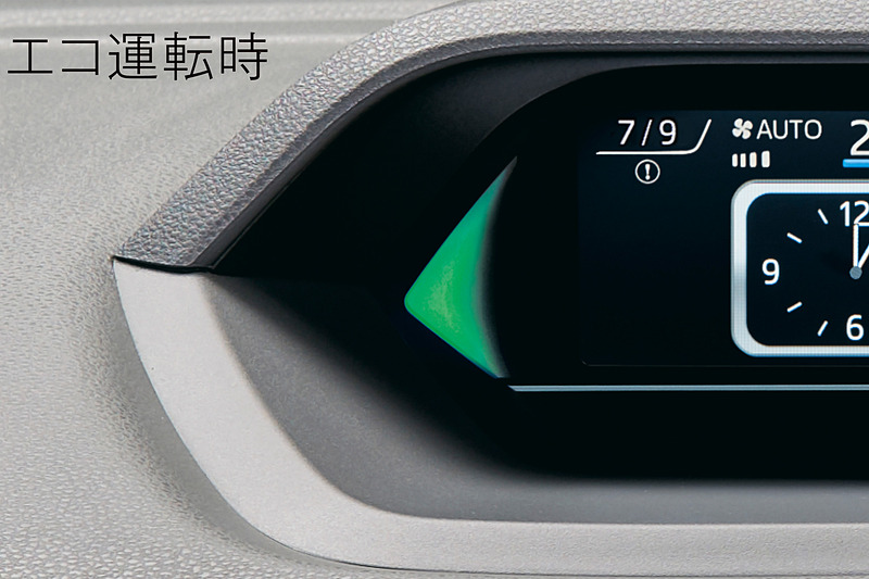 メーターパネル左側に配置する「TFTカラーマルチインフォメーションディスプレイ」では、運転状態のエコ診断を行なう「エコドライブアシスト照明」も採用。ブルーの通常時（左）、グリーンのエコ運転時（中央）、レッドの注意喚起時（右）の3種類を用意する