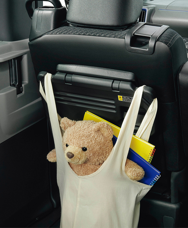 パックオプションの「コンフォータブルパック」で用意される格納式シートバックテーブルの利用イメージ