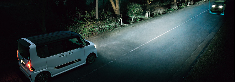 ハイビームが対向車を幻惑しないようLEDヘッドライトを個別消灯する「ADB（アダプティブドライビングビーム）」を軽自動車初採用
