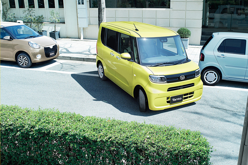 ステアリング操作をアシストする「スマートパノラマパーキングアシスト」を軽自動車初採用