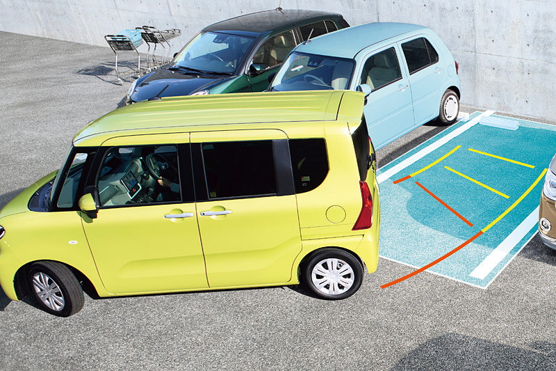 ステアリングに装着された専用スイッチを押すことで周囲の駐車可能なスペースを検知。必要なステアリング操作をアシスト。並列駐車、縦列駐車のどちらにも対応可能