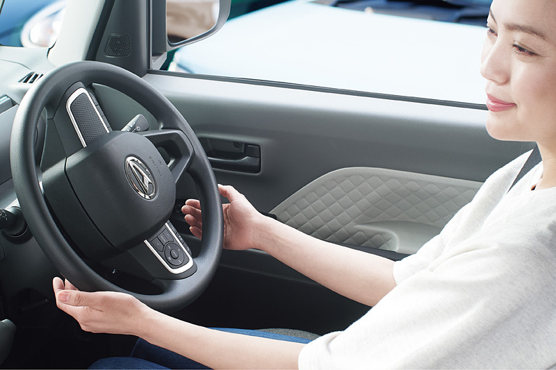 ステアリングに装着された専用スイッチを押すことで周囲の駐車可能なスペースを検知。必要なステアリング操作をアシスト。並列駐車、縦列駐車のどちらにも対応可能