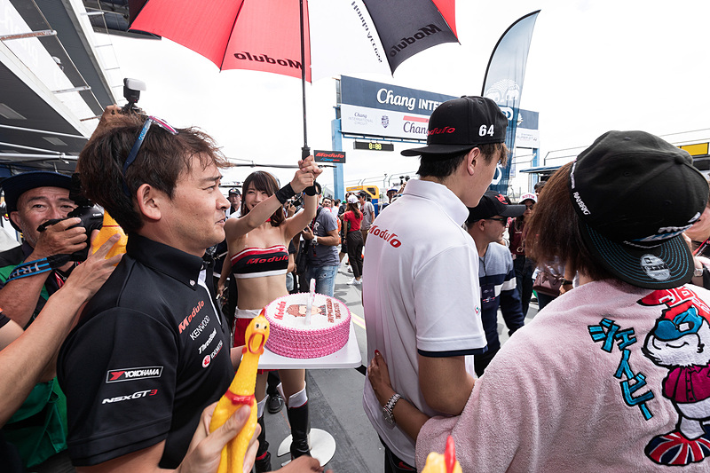 後ろからケーキを持って忍び寄る道上龍選手