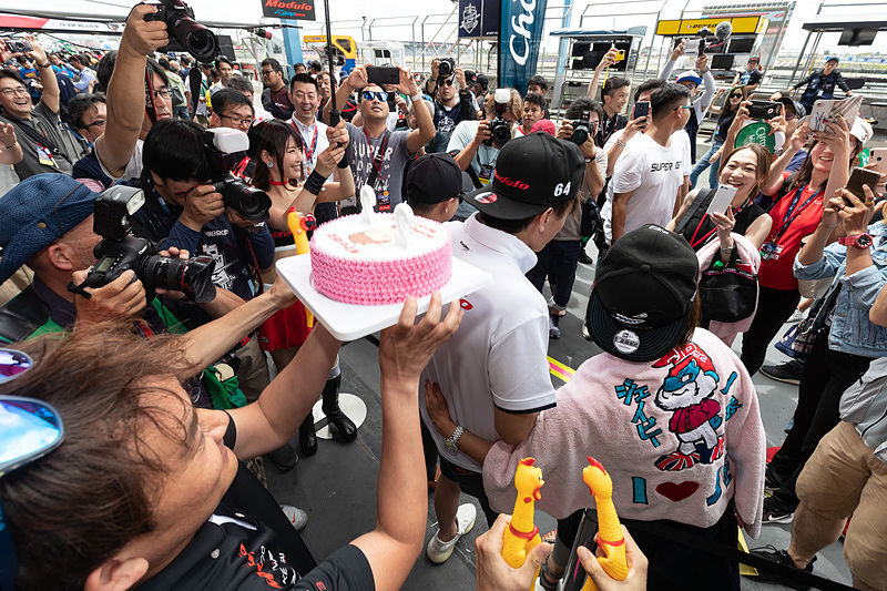 後ろからケーキを持って忍び寄る道上龍選手