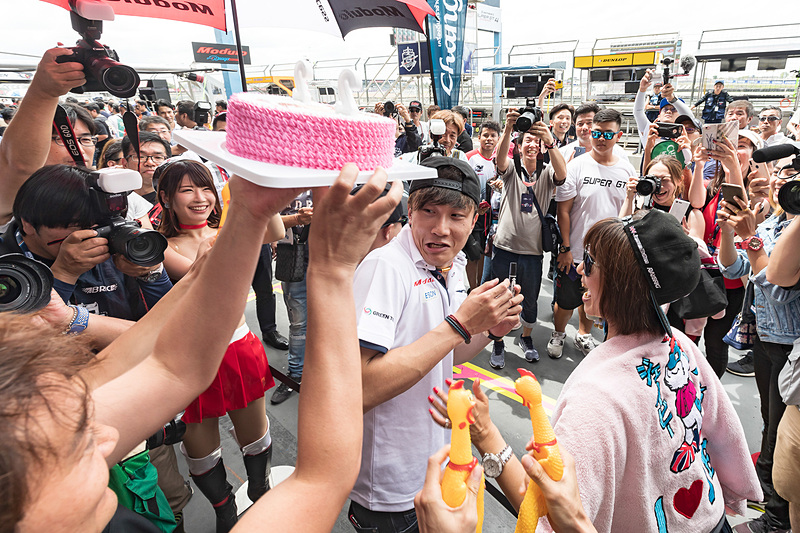 いきなり後ろにケーキがあることに気が付き、びっくりする牧野選手