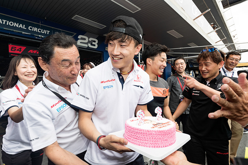 道上選手や中嶋総監督からの祝福を受ける牧野選手。“顔ケーキ”を警戒しているのか、やや腰が引けている