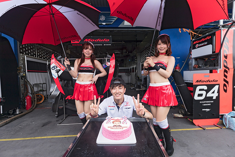 レースクイーンと一緒に記念撮影