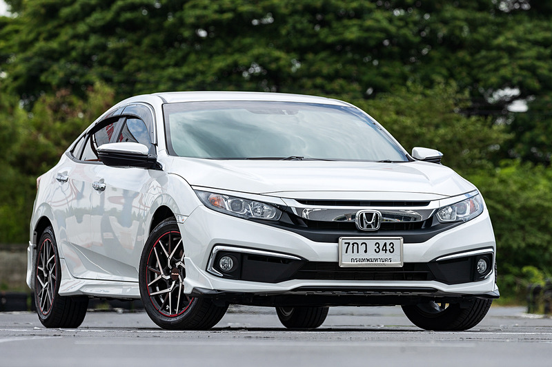 「シビック セダン」のホンダ純正アクセサリー装着車（ホワイト）。タイ仕様につき日本仕様とは異なる