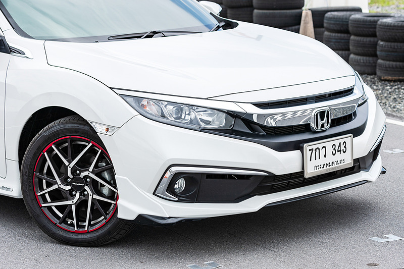 フロントにはフロントアンダースポイラー、フォグライトガーニッシュ、ライセンスフレームなどを装着