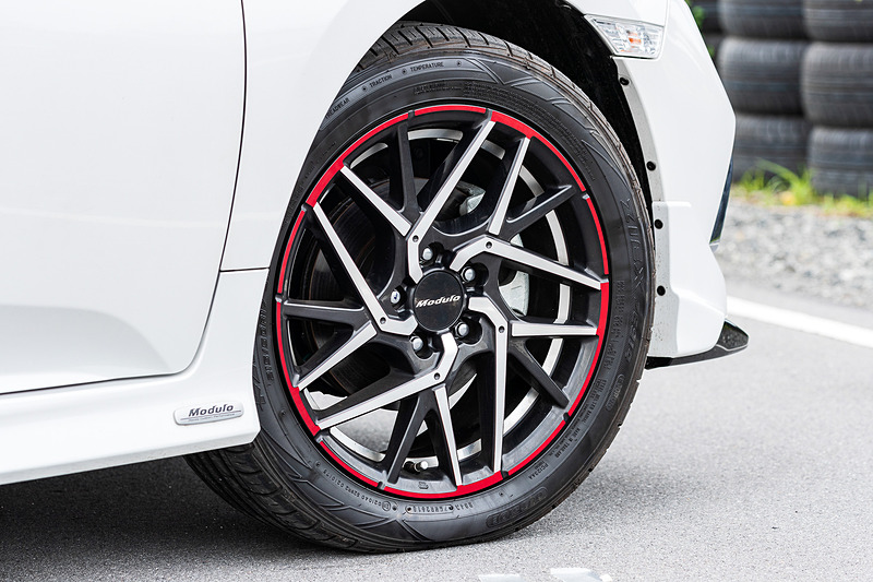 ホイールは日本では未発売の17インチアルミホイール