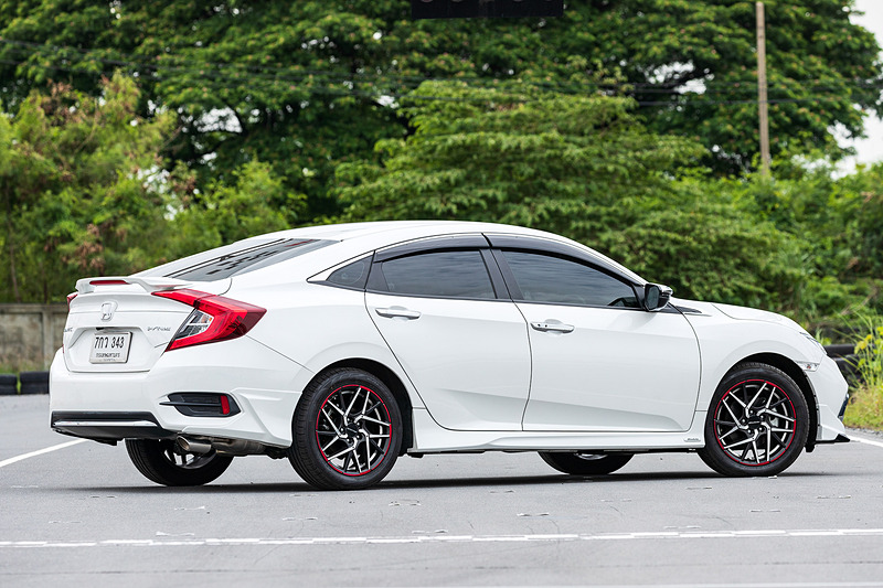 サイドにはドアバイザー、サイドアンダースポイラー、フェンダーガーニッシュなどが装着されている