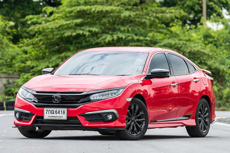 「シビック セダン」のホンダ純正アクセサリー装着車（レッド）。タイ仕様につき日本仕様とは異なる