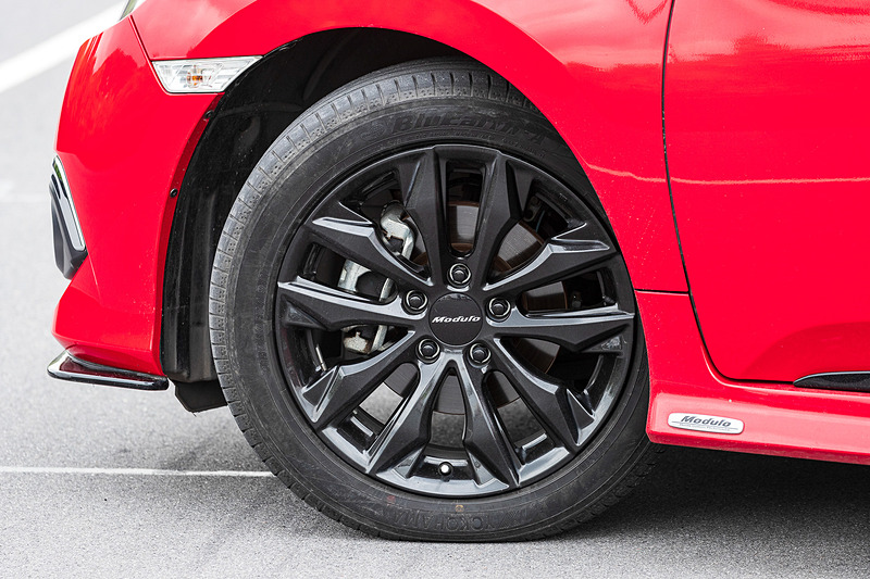 17インチ アルミホイール「MS-036」が装着されている