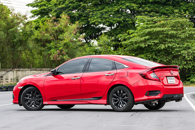 ドアロアガーニッシュ、サイドアンダースポイラーを装着