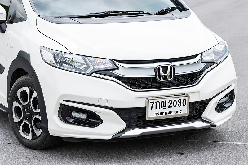 フロントグリルカバーやロアガーニッシュ、LEDフォグランプなどを装着