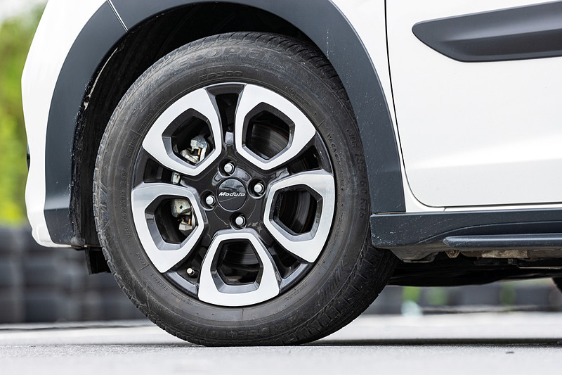 切削/グリントブラック塗装の15インチ アルミホイール「MG-020」を装着