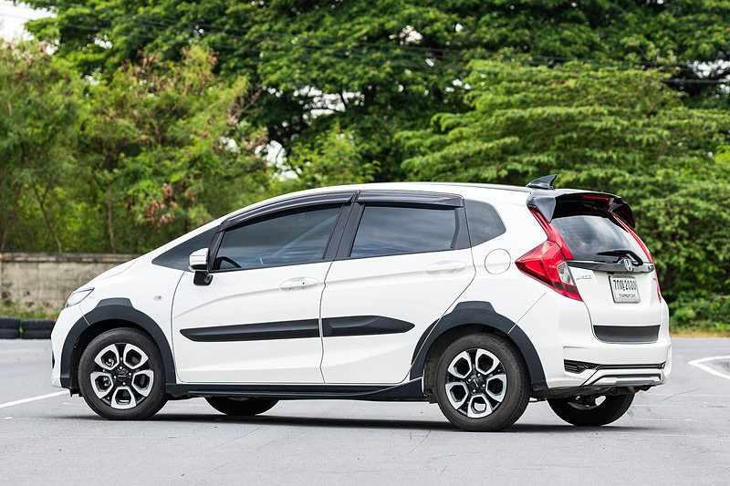 ロアガーニッシュサイドやボディサイドモール、ホイールアーチを装着