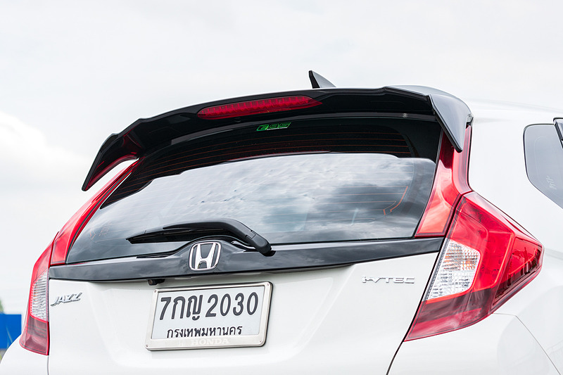 テールゲートスポイラーやロアガーニッシュリアなどを装着