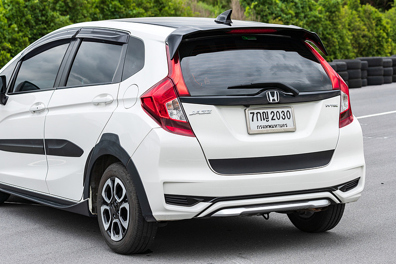 テールゲートスポイラーやロアガーニッシュリアなどを装着