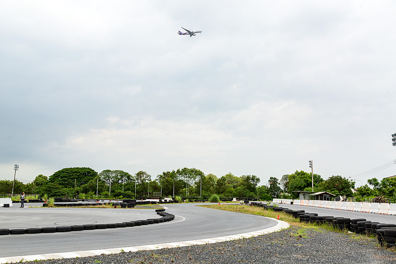 コースは空港の近くということもあり、真上を飛行機が通過していく