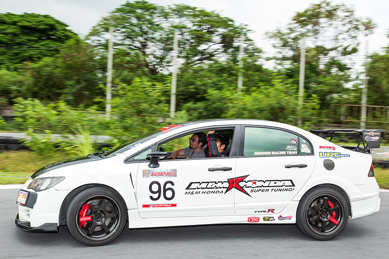 コーナリングステーションでは土屋氏が講師になって参加者に説明。もちろん通訳を介してだが