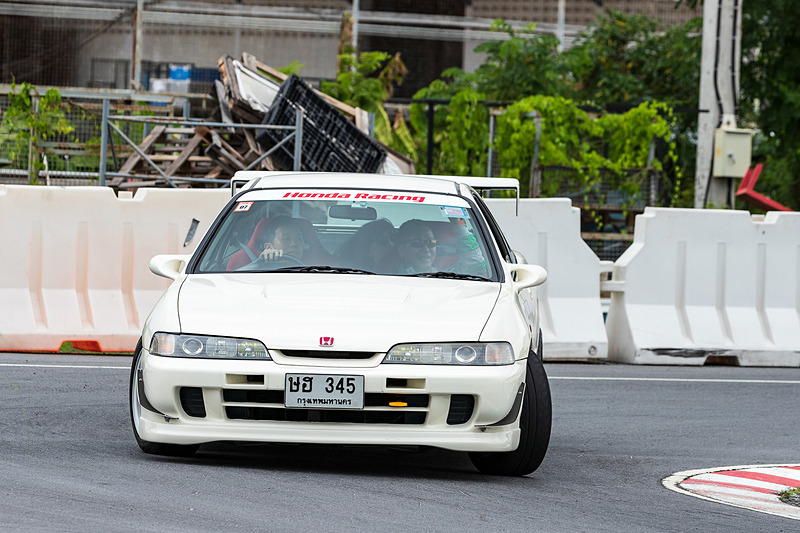 コーナリングステーションでは土屋氏が講師になって参加者に説明。もちろん通訳を介してだが