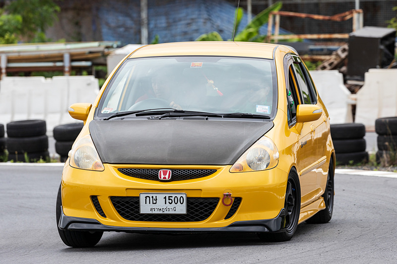 コーナリングステーションでは土屋氏が講師になって参加者に説明。もちろん通訳を介してだが