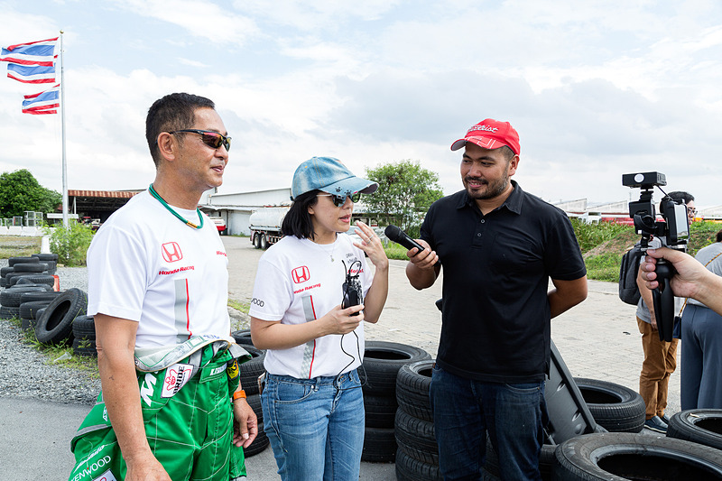 コーナリングステーションでは土屋氏が講師になって参加者に説明。もちろん通訳を介してだが