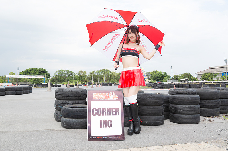 レースクイーンの2人も参加者と積極的に話をしていた