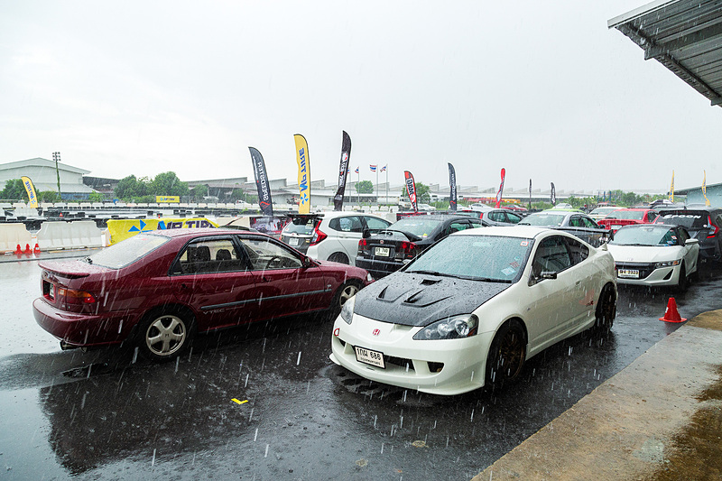 次は体験同乗走行という時に雨。タイのスコールはかなり激しい