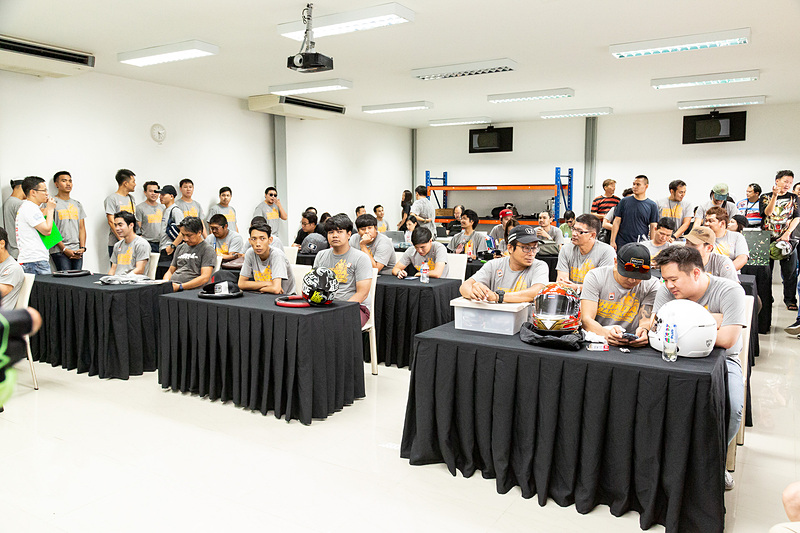 ブリーフィングルームに来場者が集合