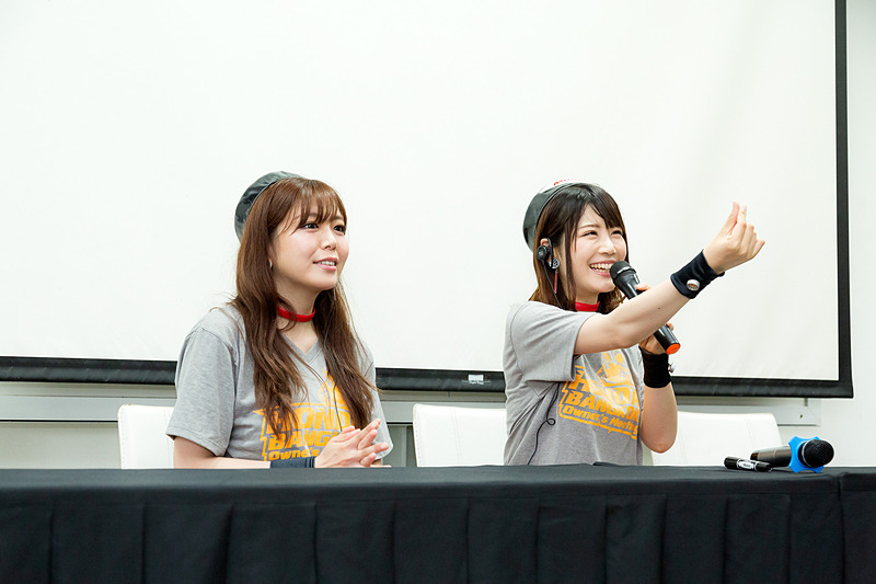 握手会の後はQ＆Aコーナーに