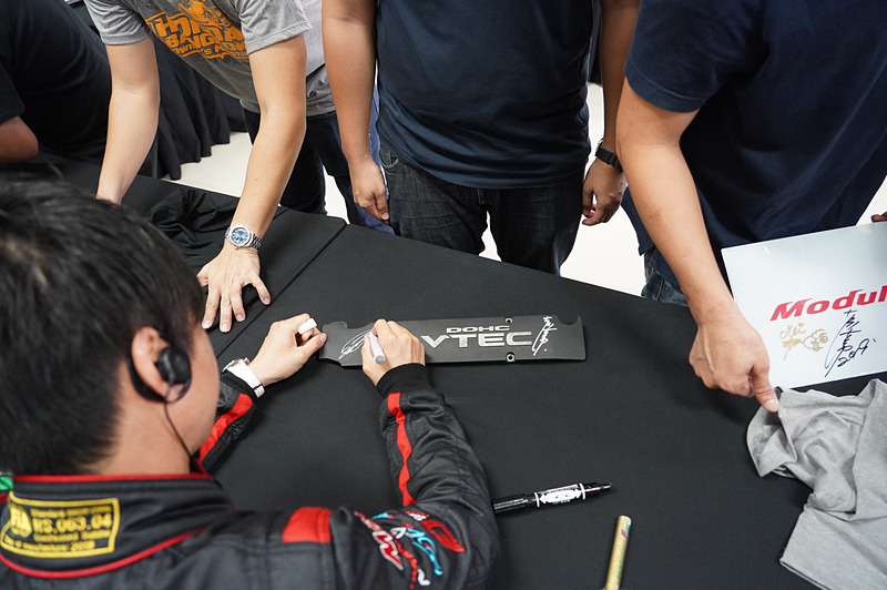 エンジンカバーにもサイン