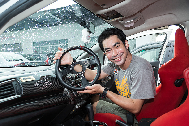 ステアリングにサインをしてもらったオーナーは、その場ですぐに取り付け