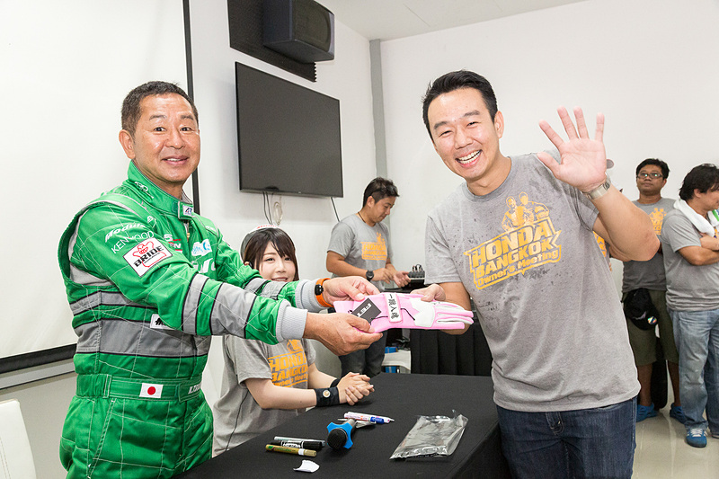 抽選会が行なわれ、土屋氏や大津選手からプレゼント