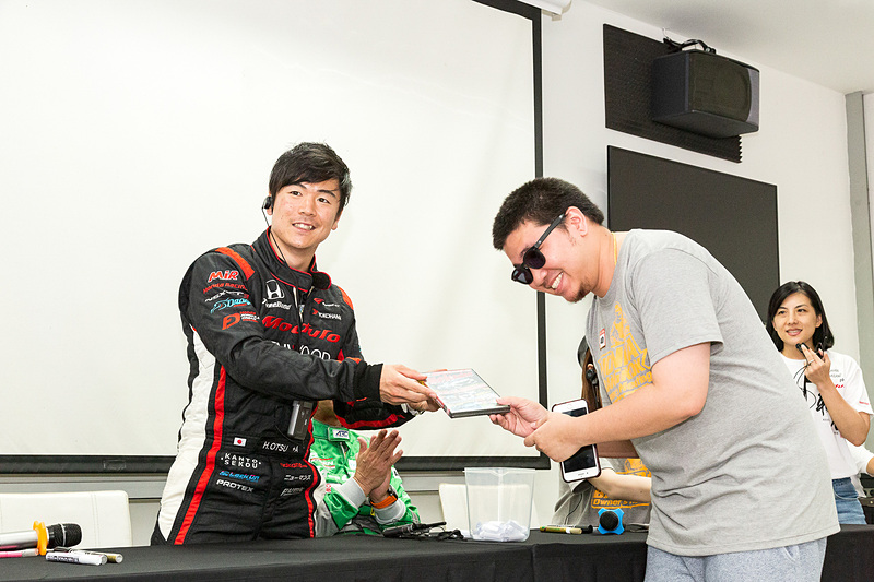 抽選会が行なわれ、土屋氏や大津選手からプレゼント
