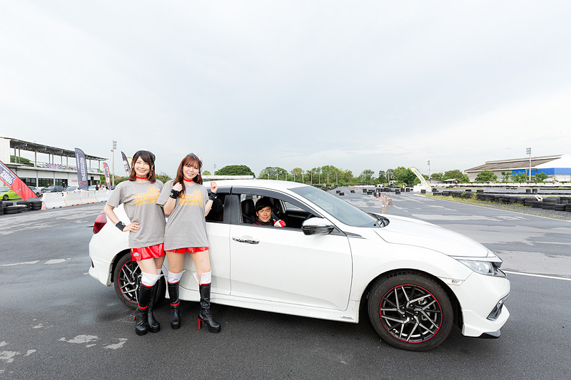 レースクイーンの2人も参加者が終了してから体験同乗。サーキット中に悲鳴が響き渡った