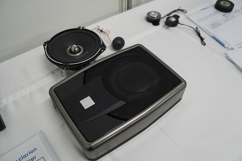 ウーファーなど重量物をエキサイターに置き換えることで、車両の軽量化につなげる