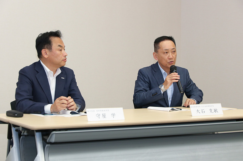 質疑応答では守屋氏に加え、TOYO TIRE株式会社 技術開発本部 先行技術開発部 部長の大石克敏氏（写真右）も出席した