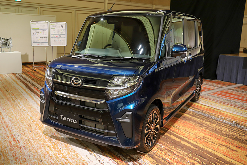 新型タント カスタム RS（レーザーブルークリスタルシャイン）